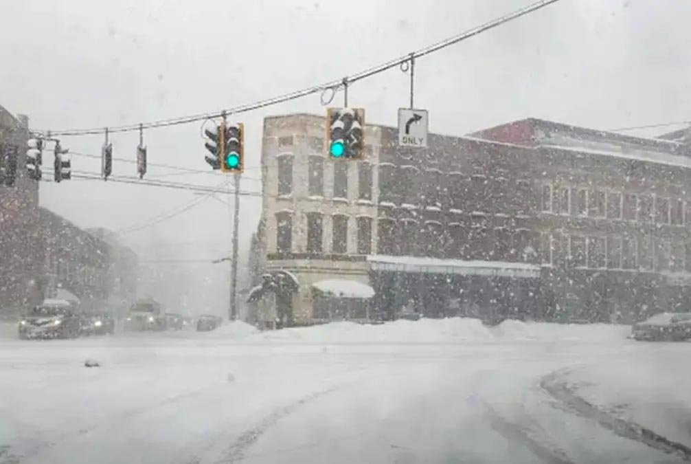 Tormenta de nieve impacta el noreste de EE. UU. con ventiscas e inundaciones costeras
